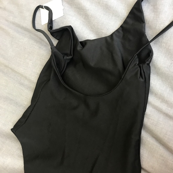 One piece - Picture 2 of 3